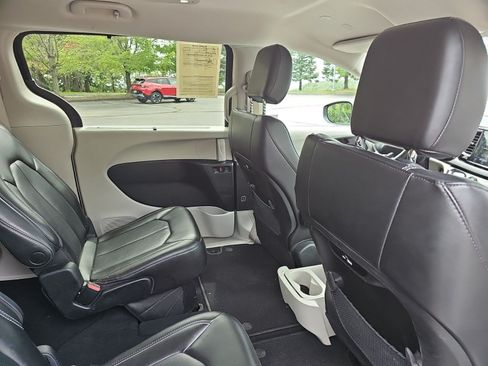 Used 2023 Chrysler Pacifica Touring-L FWD image 16