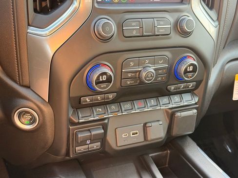 Used 2022 Chevrolet Silverado 1500 LTZ AWD/4WD image 38