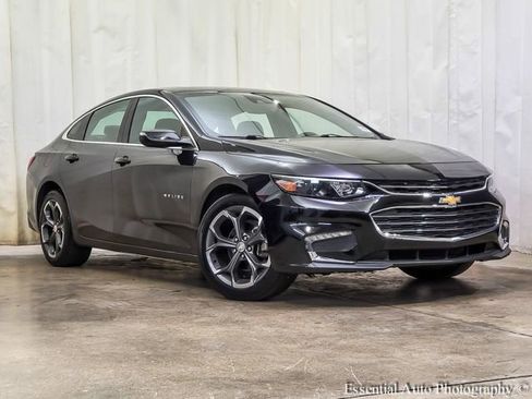 Used 2018 Chevrolet Malibu LT w/ Leather Package FWD image 2