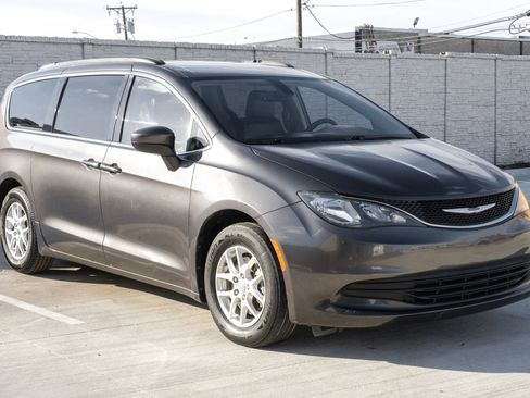Used 2020 Chrysler Voyager Lxi image 7