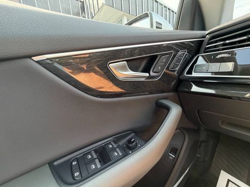 Used 2019 Audi Q8 Premium Plus w/ Premium Plus AWD/4WD image 28