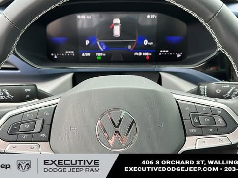 Used 2024 Volkswagen Taos SE w/ Panoramic Sunroof Package image 11