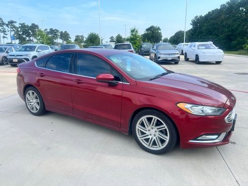 Used 2017 Ford Fusion SE w/ Equipment Group 201A FWD image 2