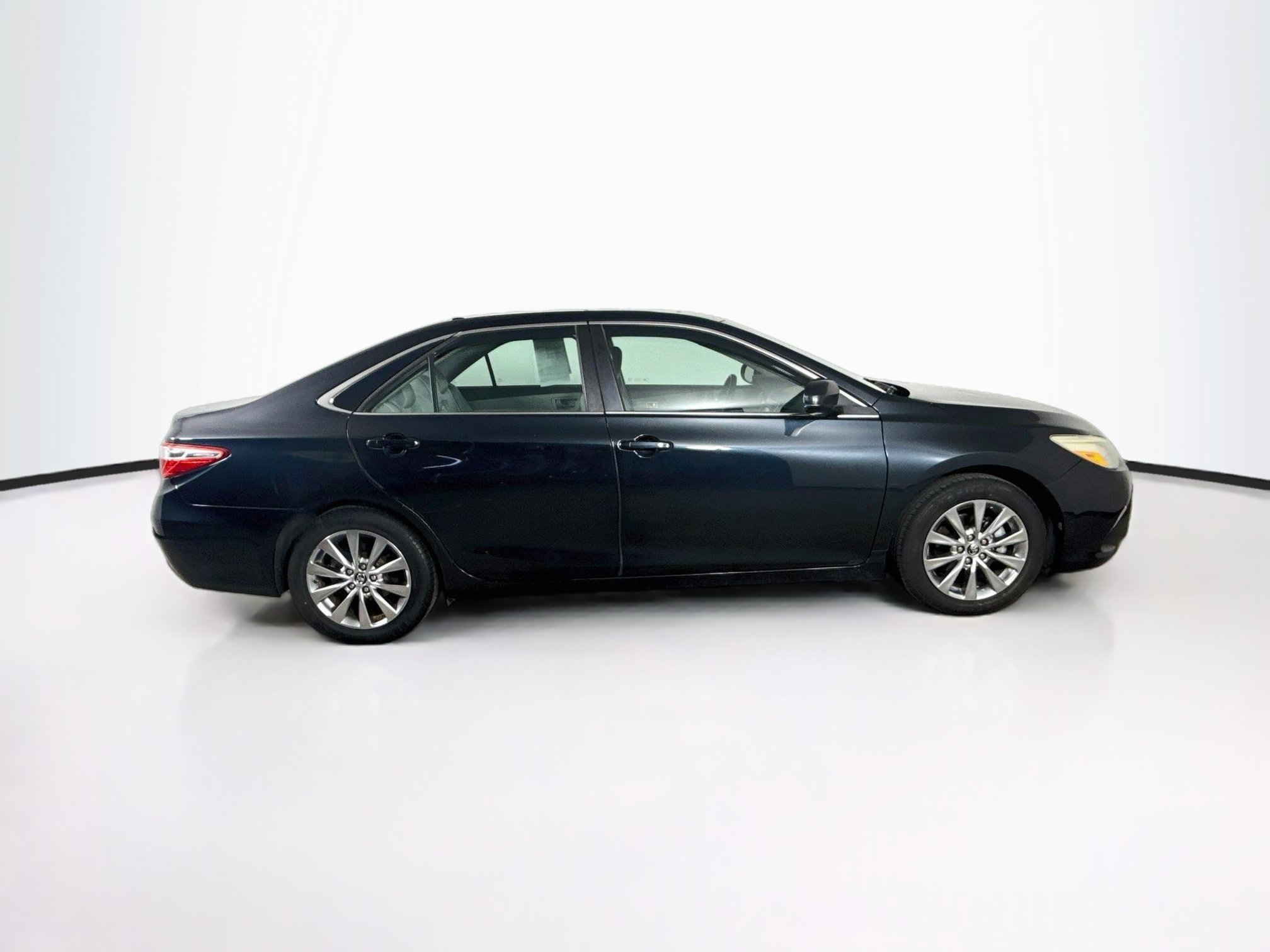 Used 2015 Toyota Camry XLE FWD image 2