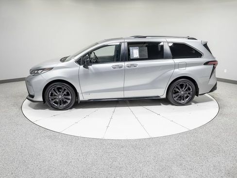 Used 2021 Toyota Sienna XSE FWD image 35