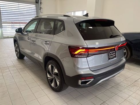 Certified 2025 Volkswagen Taos SE w/ Panoramic Sunroof Package image 2