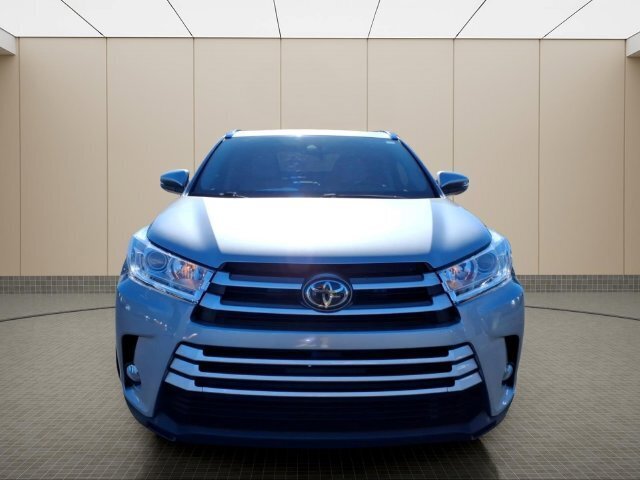 Used 2017 Toyota Highlander XLE AWD/4WD image 3