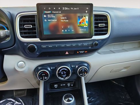 Used 2023 Hyundai Venue Limited FWD image 11