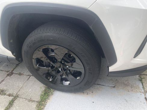 Used 2019 Toyota RAV4 LE FWD image 13