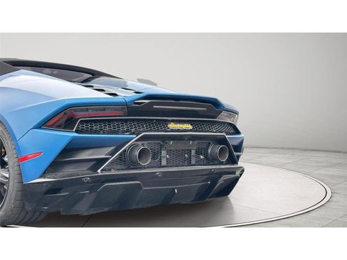 Used 2020 Lamborghini Huracan EVO RWD image 11