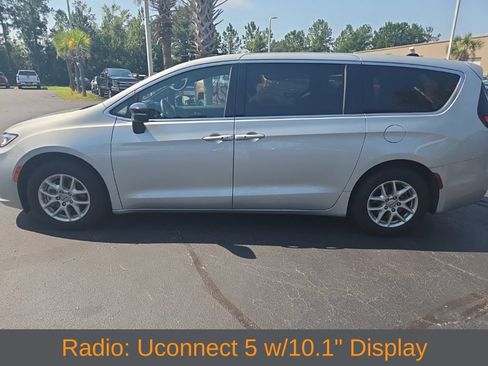 Used 2024 Chrysler Pacifica Touring FWD image 3