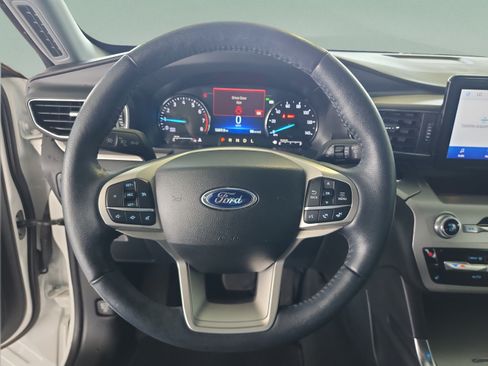 Used 2022 Ford Explorer XLT w/ Equipment Group 202A RWD image 9