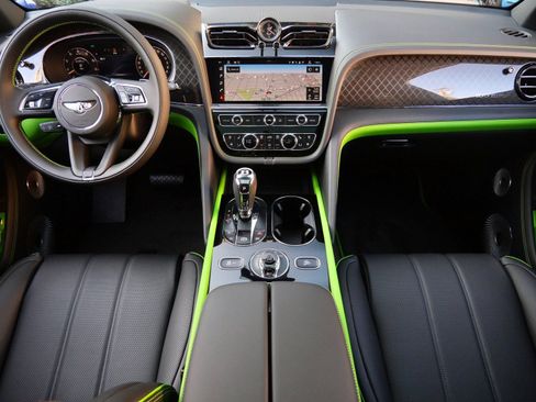 Used 2025 Bentley Bentayga AWD/4WD image 4