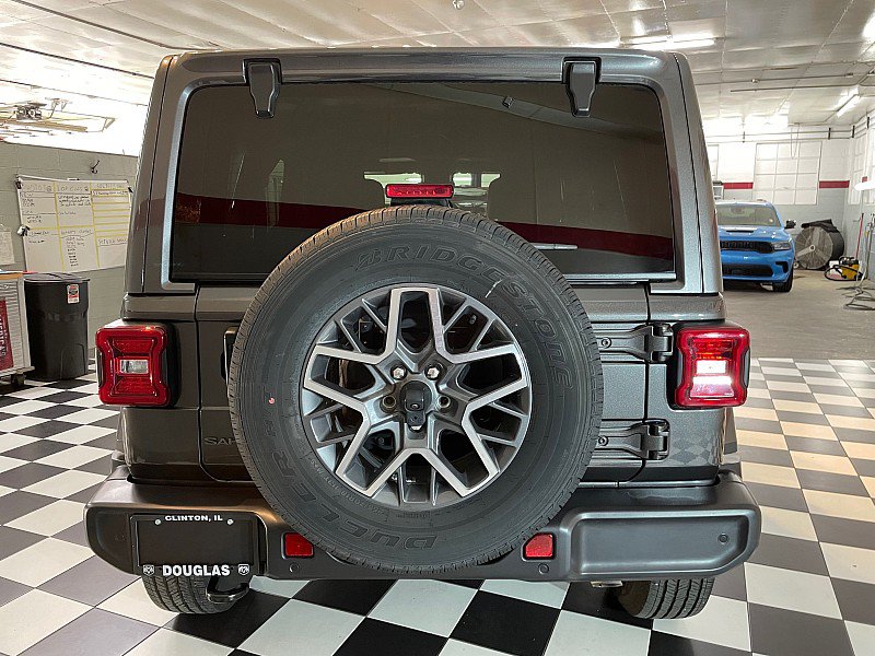 Used 2025 Jeep Wrangler Unlimited Sahara AWD/4WD image 5