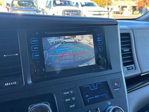 Used 2017 Toyota Sienna XLE 7-Passenger image 20