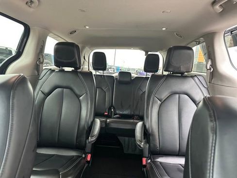 Used 2023 Chrysler Pacifica Touring-L FWD image 10