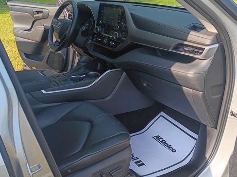 Used 2020 Toyota Highlander XLE AWD/4WD image 14