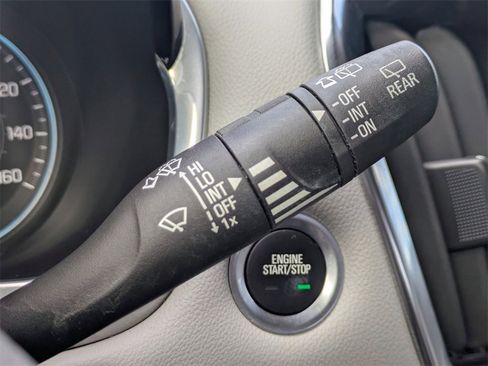 Used 2021 Chevrolet Traverse LT image 30