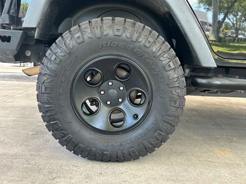 Used 2012 Jeep Wrangler Unlimited Rubicon w/ Connectivity Group AWD/4WD image 18