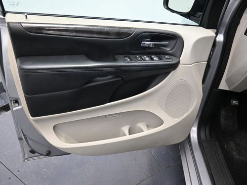 Used 2016 Dodge Grand Caravan SXT image 9