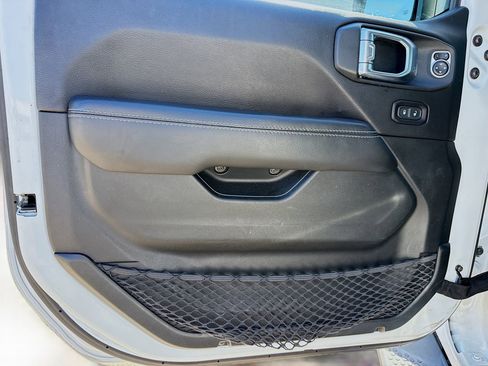 Used 2020 Jeep Wrangler Unlimited Sahara image 20