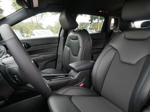 New 2026 Jeep Compass Latitude image 9