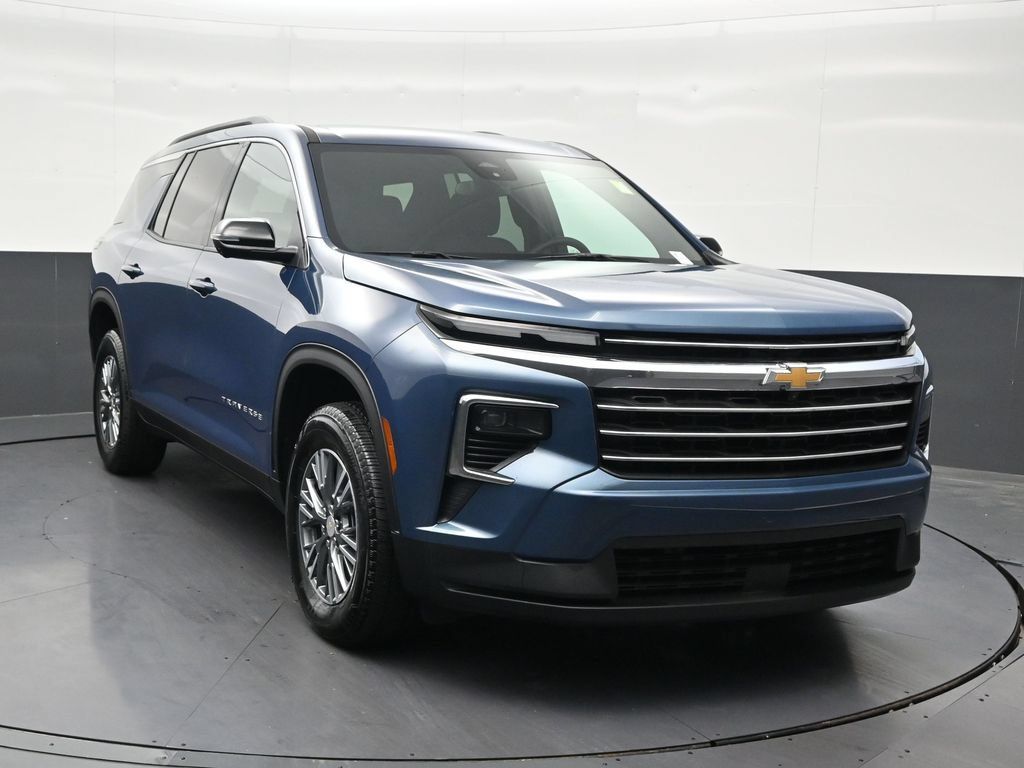 Used 2025 Chevrolet Traverse LT w/ Driver Confidence Package FWD image 8
