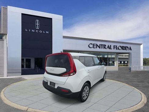 Used 2022 Kia Soul LX image 3