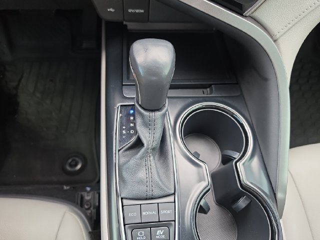 Used 2020 Toyota Camry SE FWD image 19
