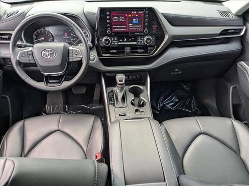 Used 2021 Toyota Highlander XLE image 17