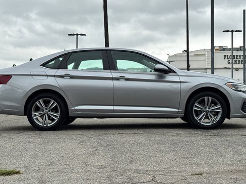 Used 2024 Volkswagen Jetta SE FWD image 3