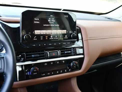 Used 2025 Nissan Pathfinder Platinum AWD/4WD image 23
