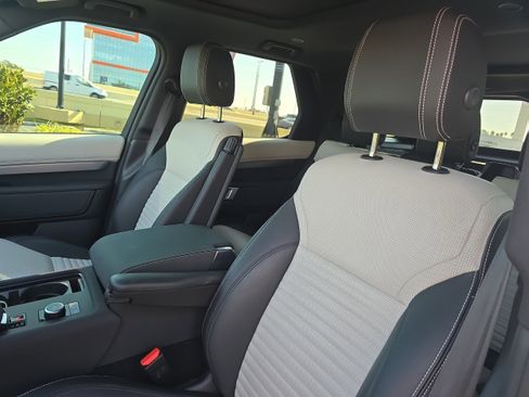 Used 2023 Land Rover Discovery S R-Dynamic image 19
