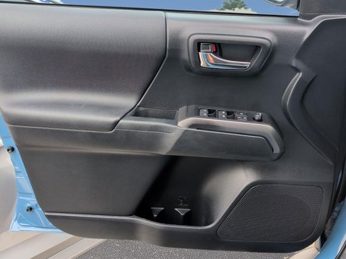 Used 2019 Toyota Tacoma TRD Off-Road w/ Technology Package AWD/4WD image 8