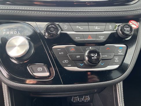 Used 2025 Chrysler Pacifica Limited image 24