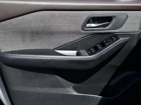 Used 2023 Nissan Rogue SV image 9