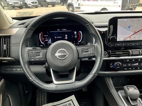 Used 2024 Nissan Pathfinder Platinum image 5