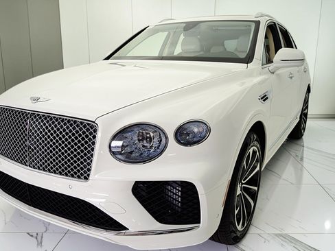 Certified 2023 Bentley Bentayga Plug-In Hybrid AWD/4WD image 14