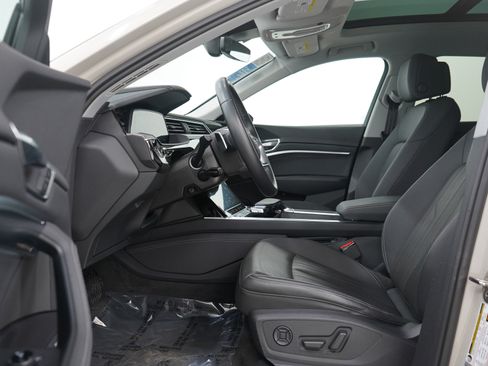 Used 2021 Audi e-tron Premium Plus w/ Premium Plus Package image 19