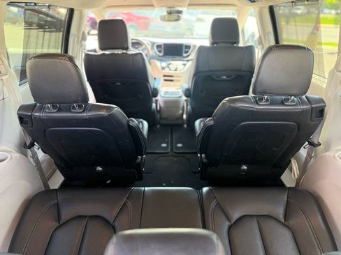 Used 2022 Chrysler Pacifica Touring-L FWD image 14