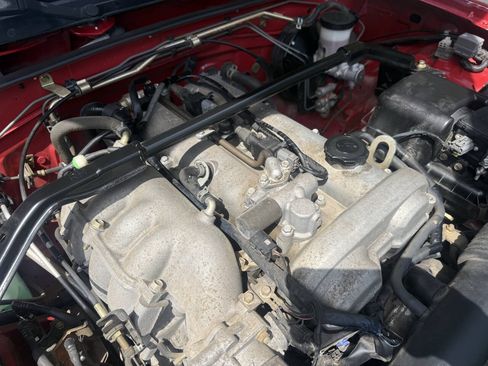 Used 2005 MAZDA MX-5 Miata RWD image 23