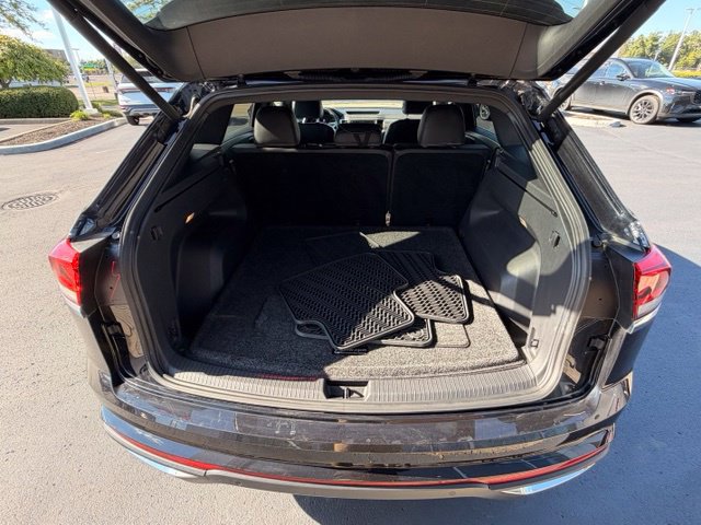 Certified 2021 Volkswagen Atlas Cross Sport SE FWD image 13