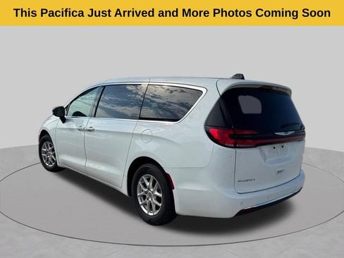 Used 2024 Chrysler Pacifica Touring-L FWD image 4