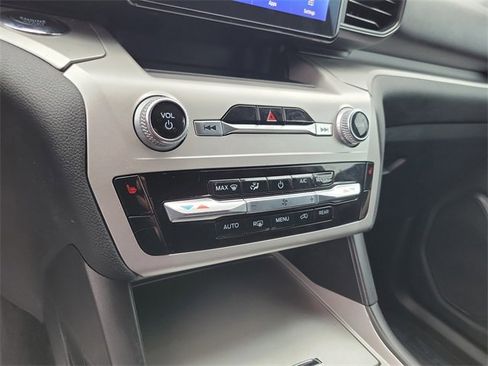 Used 2022 Ford Explorer XLT image 22