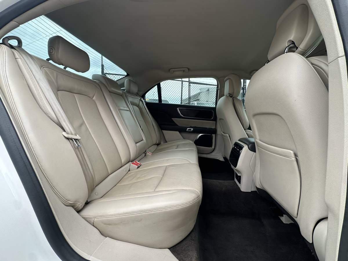 Used 2017 Lincoln Continental Select FWD image 33