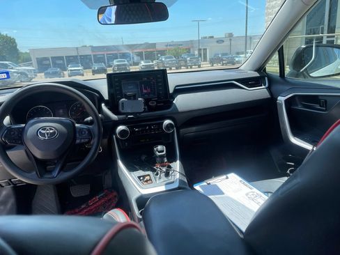 Used 2020 Toyota RAV4 LE FWD image 15