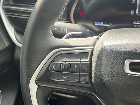 Used 2023 Jeep Grand Cherokee Altitude AWD/4WD image 28