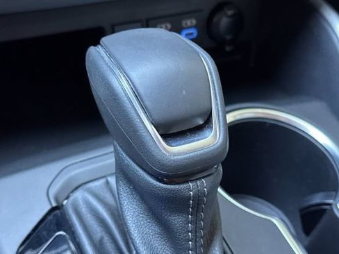 Used 2022 Toyota Highlander XLE AWD/4WD image 35