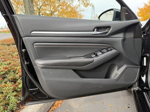 Used 2023 Nissan Altima 2.5 SR w/ SR Premium Package image 12