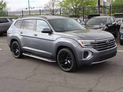 Used 2024 Volkswagen Atlas SE image 2